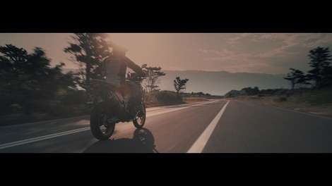 Video: Akrapovičev poklon enduro motociklom