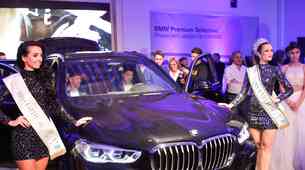 BMW na gala prireditvi z dobrodelno noto predstavil model X5 in serijo 8