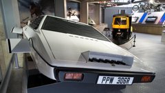 V muzeju njenega veličanstva: filmski muzej o Jamesu Bondu in njegovih avtomobilih