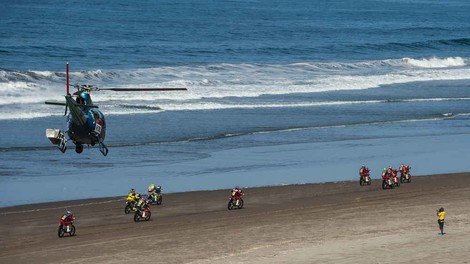 Dakar 2019: Peti dan v znamenju dirkačev iz ozadja