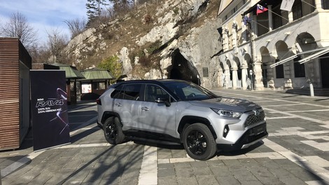 Peti rod Toyote RAV4 je zapeljal na slovenske ceste