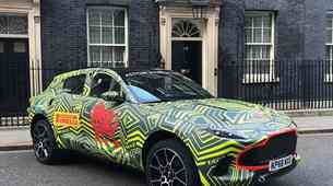 Aston Martin DBX premierno na obisku pri britanski premierki