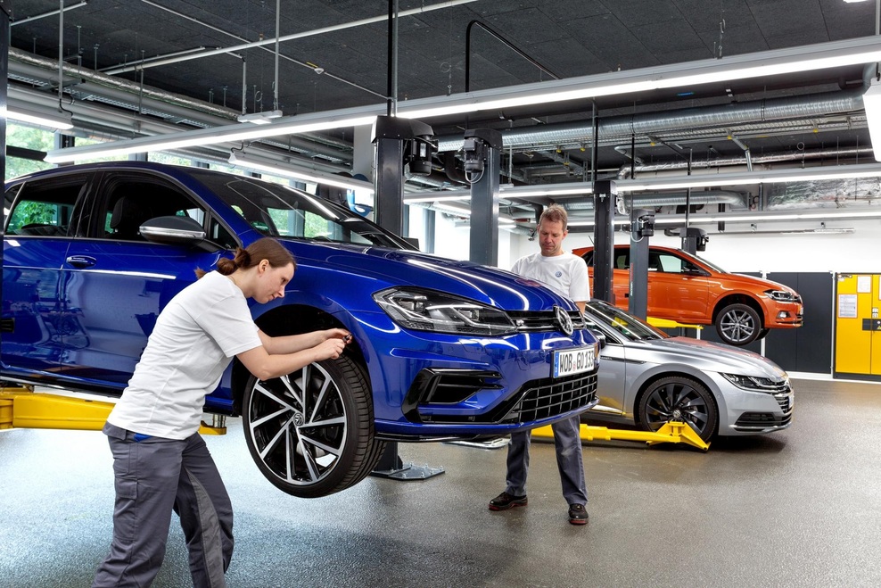 Izšel je novi Avto magazin! Testi: Peugeot 508, Mitsubishi Outlander PHEV, Audi A1 Sportback, Citroen C5 Aircross
