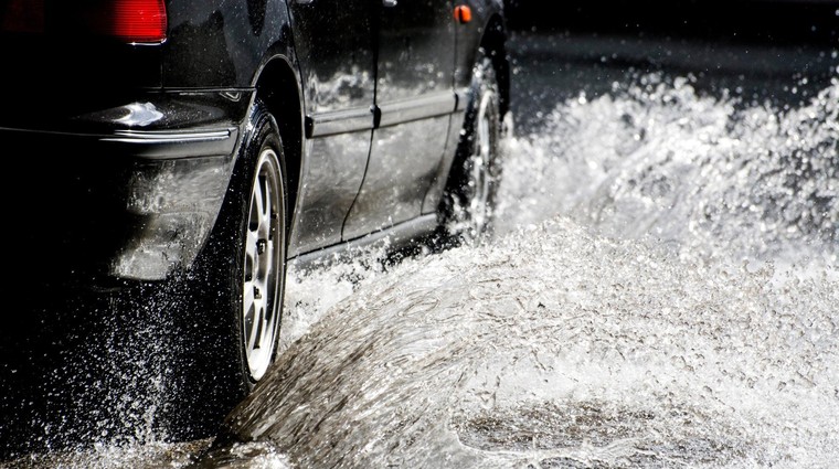 Znate pravilno ravnati, ko avto splava? (foto: Profimedia)