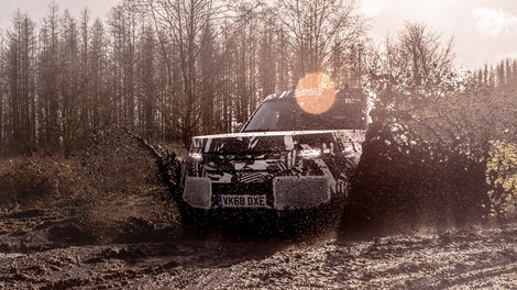 Land Rover Defender se podaja na dobrodelno pot