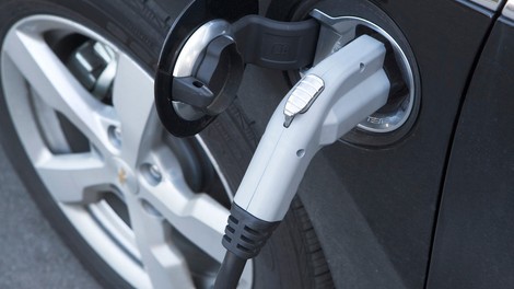 Vlada bo še bolj aktivno spodbujala nakup električnih avtomobilov