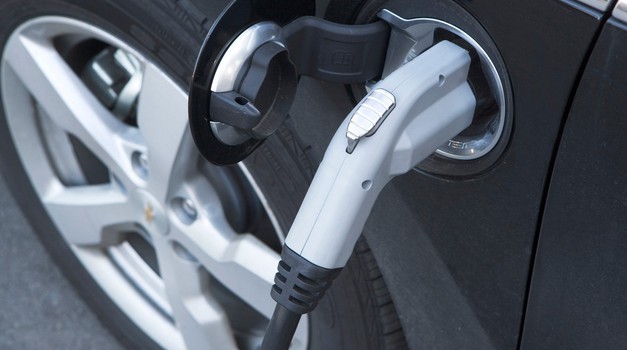 Vlada bo še bolj aktivno spodbujala nakup električnih avtomobilov (foto: Profimedia)