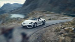 Porsche se vrača v preteklost: GT4 in Spyder po novem z atmosferskim motorjem in ročnim menjalnikom