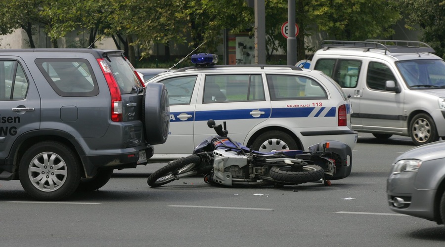 Najpogostejši vzrok za smrt motociklistov je prevelika hitrost, sledi ji nepravilno prehitevanje (foto: Arhiv AM)