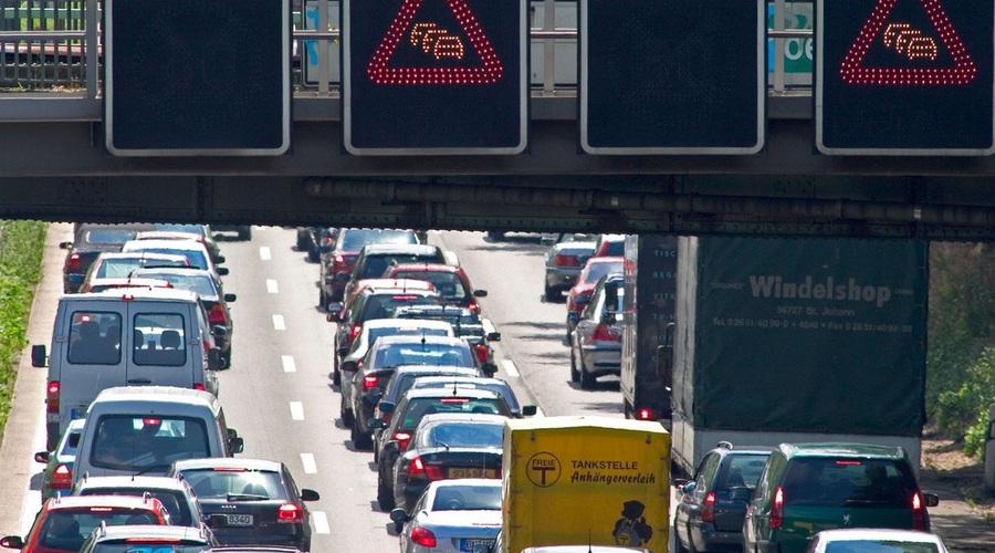 Promet na cestah bodo ta vikend obremenili še tovornjaki (foto: Arhiv AM)