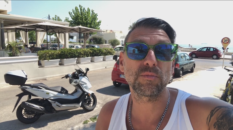 AM interno #96: Kako na dopustu v Grčiji najeti motor?