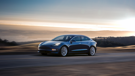 Tesla Model 3 že beleži probleme z rjo