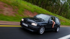 Klasična 'Opel fahrer' drža: odprta šipa in roka skozi okno.