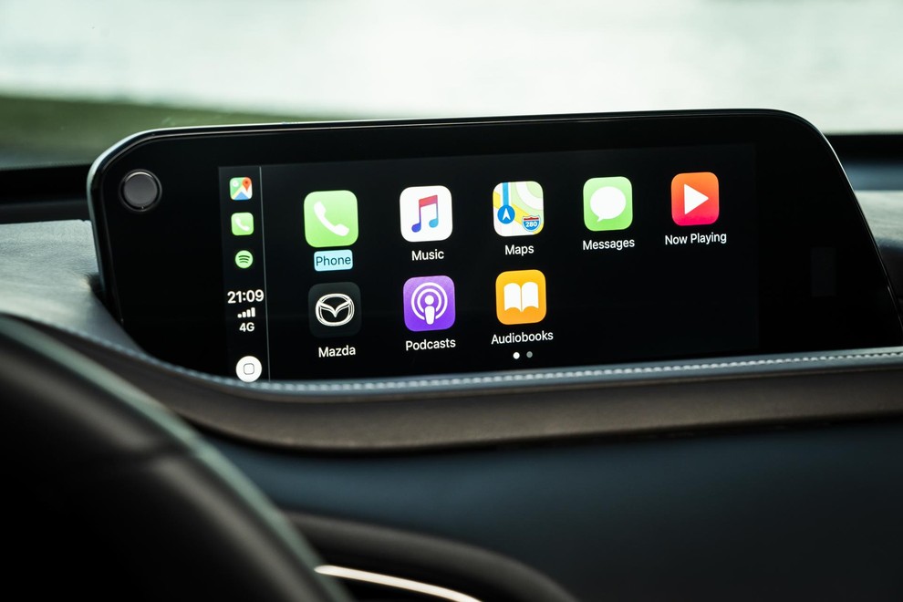 Infozabavni sitem ima tudi Applov CarPlay ter AndroidAuto.