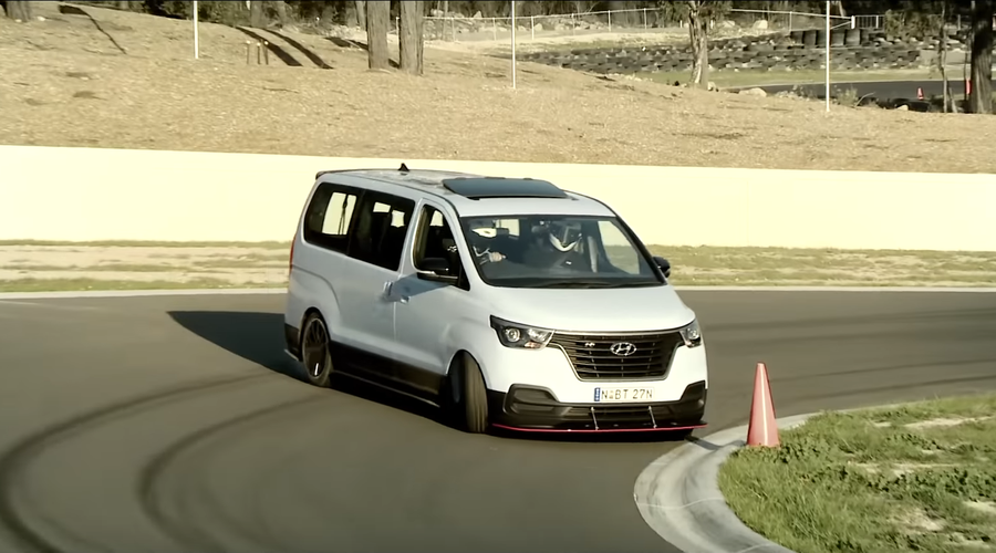 Video: 400-'konjski' Hyundaiev kombi dviguje prah ...dobesedno! (foto: Youtube: Hyundai Automobiles)