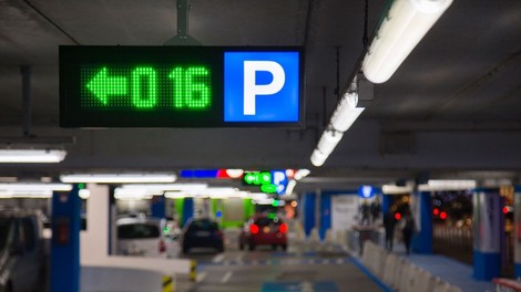 Pametna parkirišča bodo zmanjšala potrebe po redarjih tudi v Sloveniji