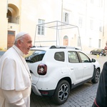 Papež Frančišek ostaja skromen - to je njegov novi avtomobil (foto: Renault Italy)