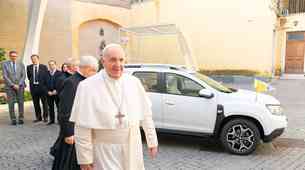 Papež Frančišek ostaja skromen - to je njegov novi avtomobil