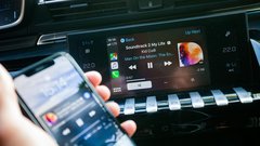 Podpiramo podporo mobilnikom. Še glasneje pa jo bomo podpirali takrat, ko bo Apple CarPlay v Peugeotu deloval brez pomoči kabla.