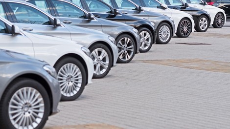 Prodaja novih avtomobilov v januarju močno upadla