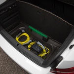 Baterija pod zadnjo klopjo odvzame tudi nekaj prtljažnih litrov, so pa v dvojnem dnu lepo skriti kabli. (foto: Škoda Auto)