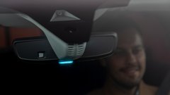 Ko se Grandland X Hybrid 4 vozi samo na elektriko, na to opozarja mimoidoče z modro lučko, ki gori pod prednjim vzvratnim ogledalom.
