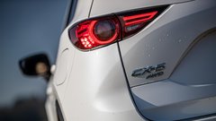 CX-5 je prva Mazda s celotnim naborom tehnologij Skyactive. Kar se tiče karoserije, to pomeni 8 odstotkov manjšo maso in 30 odstotkov večjo togost, kar pozitivno vpliva na vozno dinamiko.