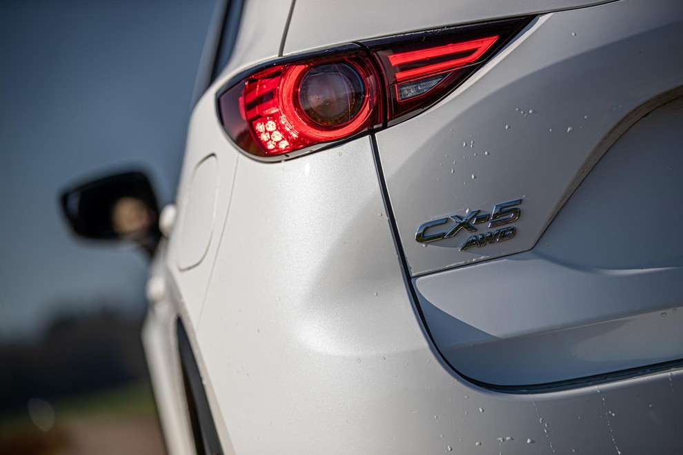 CX-5 je prva Mazda s celotnim naborom tehnologij Skyactive. Kar se tiče karoserije, to pomeni 8 odstotkov manjšo maso in 30 odstotkov večjo togost, kar pozitivno vpliva na vozno dinamiko.