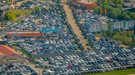 Nemški avtomobilski lobiji trkajo na vrata Merklove - prihodnost nekaterih negotova