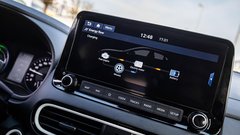 Osrednji zaslon je povezljiv z mobilnimi napravami ter prilagodljiv po željah voznika ali potnikov.
