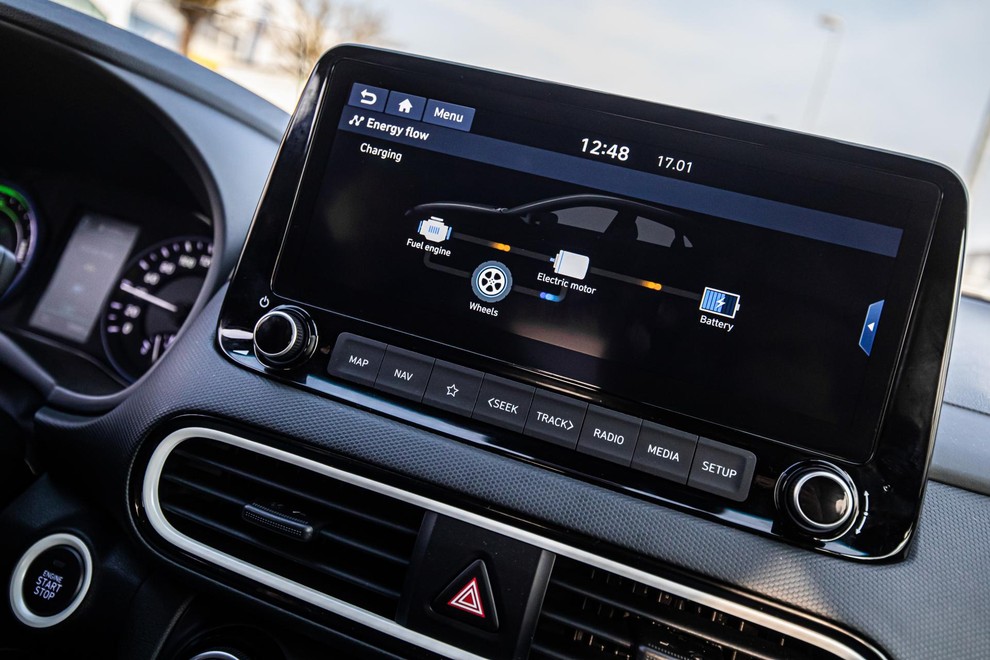Osrednji zaslon je povezljiv z mobilnimi napravami ter prilagodljiv po željah voznika ali potnikov.