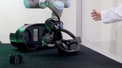 Delovanje robota za sestavljanje zračnih mehov oziroma združevanje mehov z volanskimi obroči. Sistem se v trenutku, ko zazna bližino človeške roke, zaustavi.