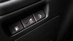 Uporavljavski gumbi tudi levo pod volanskim obročem.