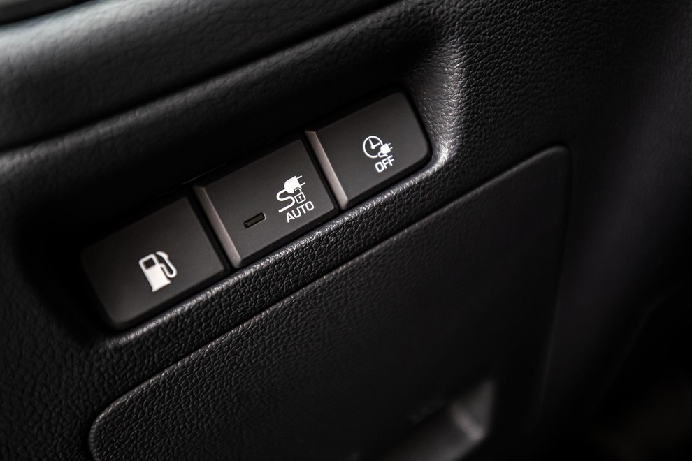 Uporavljavski gumbi tudi levo pod volanskim obročem.