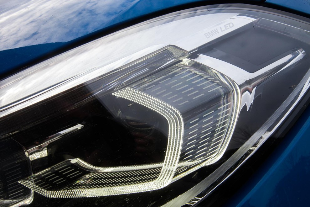 Pri BMW-ju poznajo tudi laserske luči, a so matrični LED-žarometi za ta razred odlični.