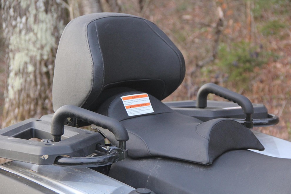 Sovoznikov sedež je zelo udoben, ročaja omogočata varen oprijem med vožnjo po težkem terenu.