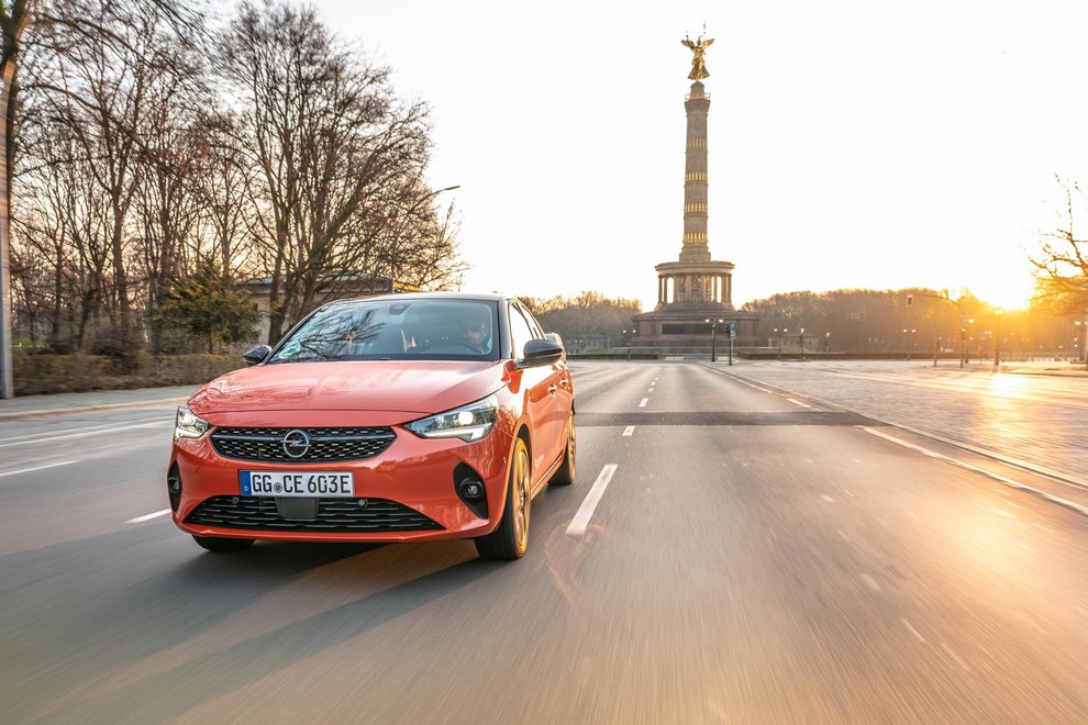 Po približno 337 kilometrih je konec – potem potrebujete polnjenje. Opel ponuja skoraj vse možnosti, vključno s hitrim polnjenjem do 100 kW. V pol ure je baterija napolnjena do 80 odstotkov.