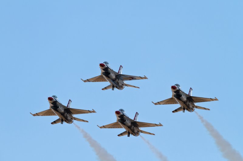Spektakel! V ponedeljek čez Slovenijo prelet ameriških lovcev F-16 in slovenskih PC-9 (foto: Shutterstock)