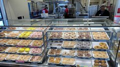 Krispy kream krofe izdeluje skoraj 15 let dlje kot Dunkin Donuts. A slednje najdemo na vsakem vogalu, prvi pa ima po vsej Ameriki zgolj 1000 trgovin.