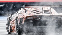 Lamborghinijeva dirkaška specialka še zadnjič pred predstavitvijo napenja mišice (video)