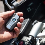 BMW-jev 'keyless ride' te razvaja. Ključ je v žepu, motor pa oživiš s pritiskom na gumbu, ki je na mostičku sredi krmila. (foto: Saša Kapetanovič)