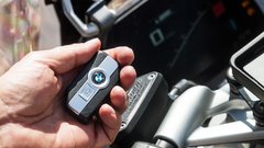 BMW-jev 'keyless ride' te razvaja. Ključ je v žepu, motor pa oživiš s pritiskom na gumbu, ki je na mostičku sredi krmila.