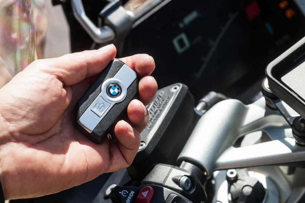 BMW-jev 'keyless ride' te razvaja. Ključ je v žepu, motor pa oživiš s pritiskom na gumbu, ki je na mostičku sredi krmila.