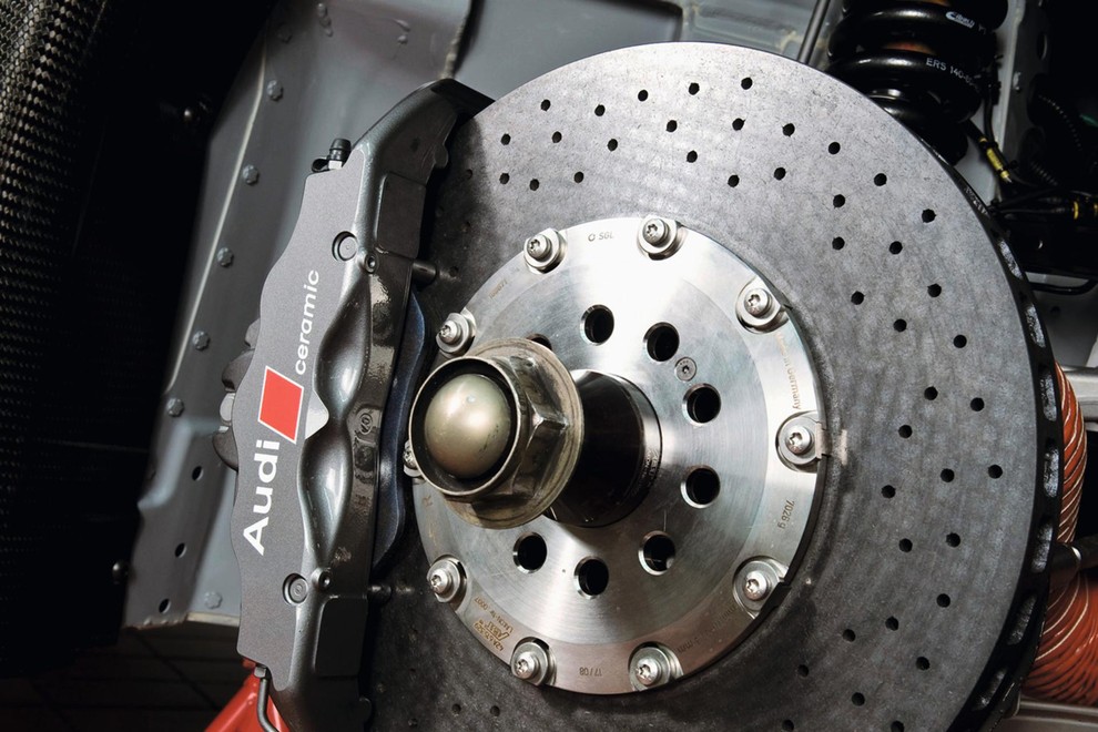 Karbonsko-keramični kolut, ki omogoča izjmene pojemnke ob minimalni teži in obrabi, je rezerviran za najzmogljivejša vozila.
