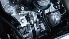 Le večji alternator, ki hkrati igra vlogo generatorja daje podučenemu opazovalcu slutiti, da se pod motornim pokrovom skriva ne povsem običajen bencinski motor.