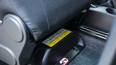 Voznikov sedež ob pomiku naprej razkrije majhen baterijski sklop, medtem ko je nadzorna elektronika nameščena pod sopotnikovim sedežem