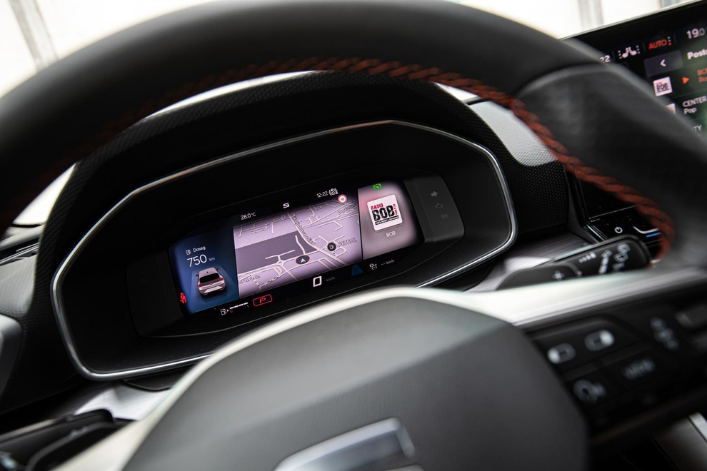 Digitalizacija notranjosti - merilniki so povsem digitalizirani, voznik si videz lahko prilagaja.