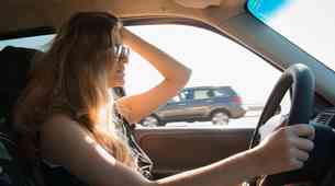5 napak, ki jih moški sopotnik običajno naredi, ko vozi ženska
