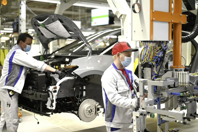 Svetovna avtomobilska industrija se že pet let krči, novo negotovost predstavlja zlovešči koronavirus.