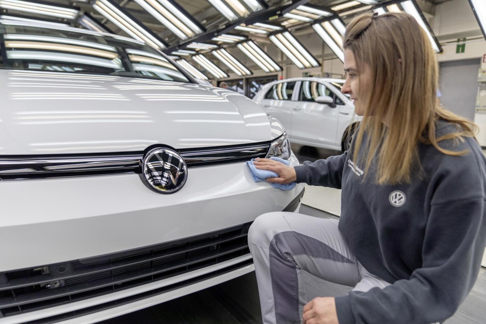 Vodilni evropski avtomobilski koncern Volkswagen se za svetovni prestol bori z japonsko Toyoto.